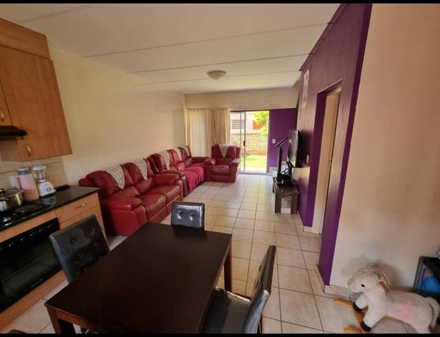 3 BEDROOM TOWNHOUSE FOR SALE IN HEUWELSIG ESTATE